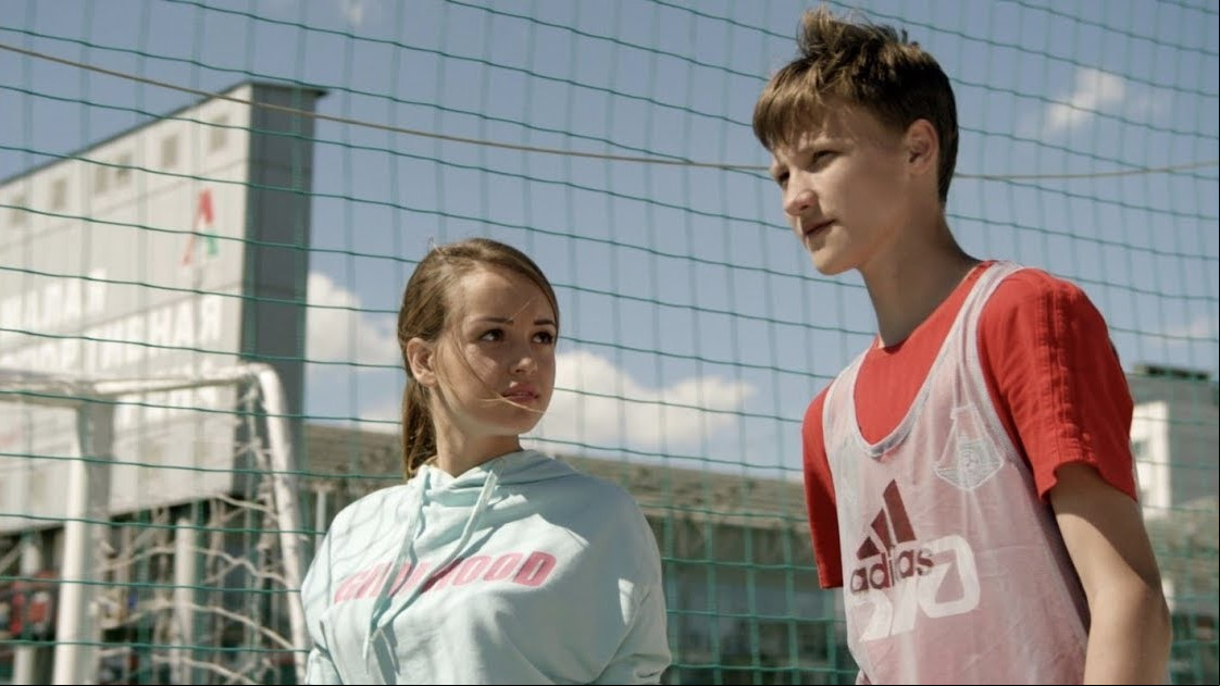 кадр из сериала «Вне игры»